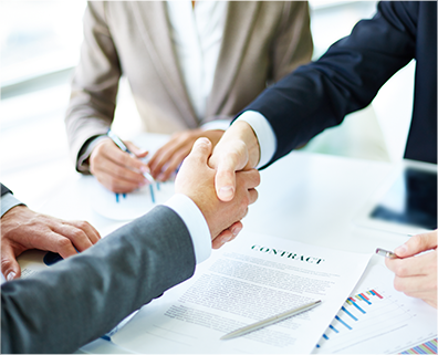 Uścisk dłoni w rozmowie biznesowej
